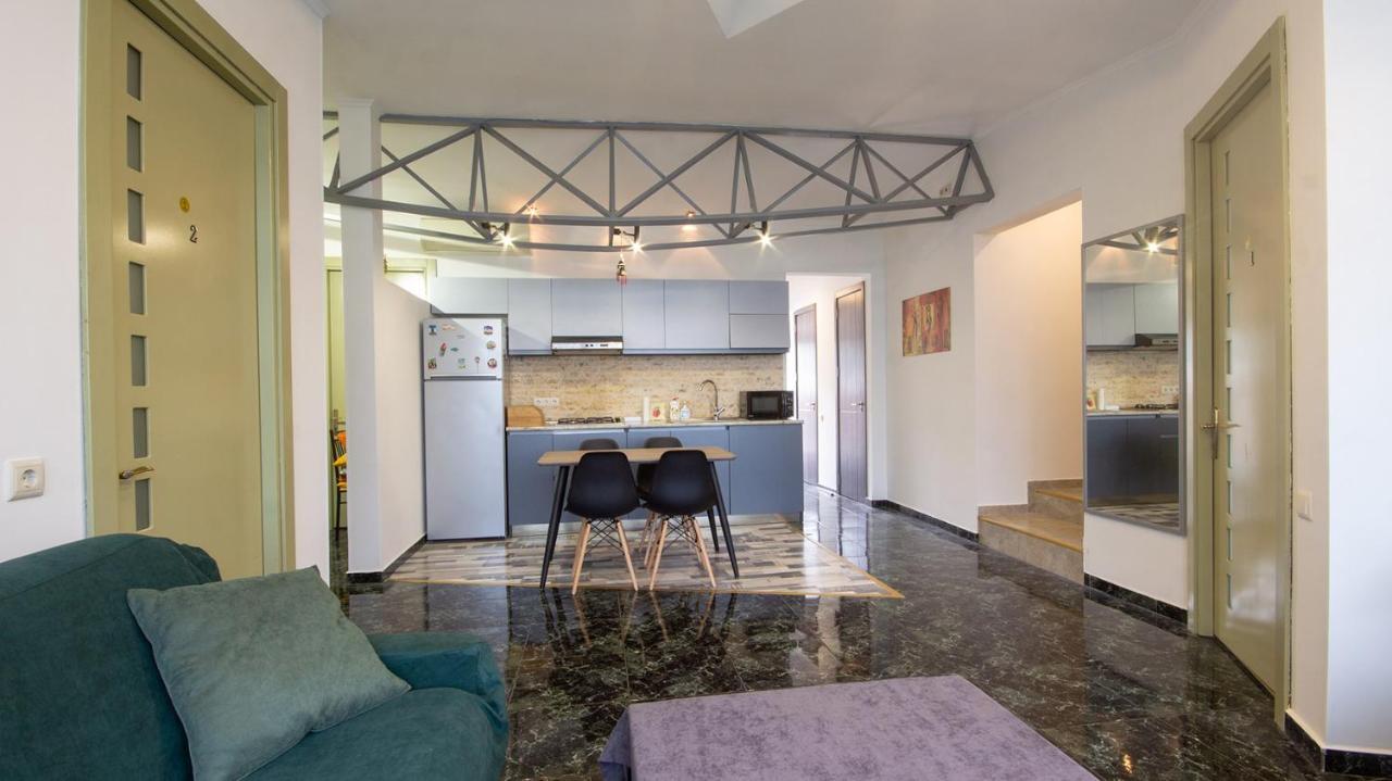 4 Bedroom Apartment On Liberty Square Tbilisi Exterior photo