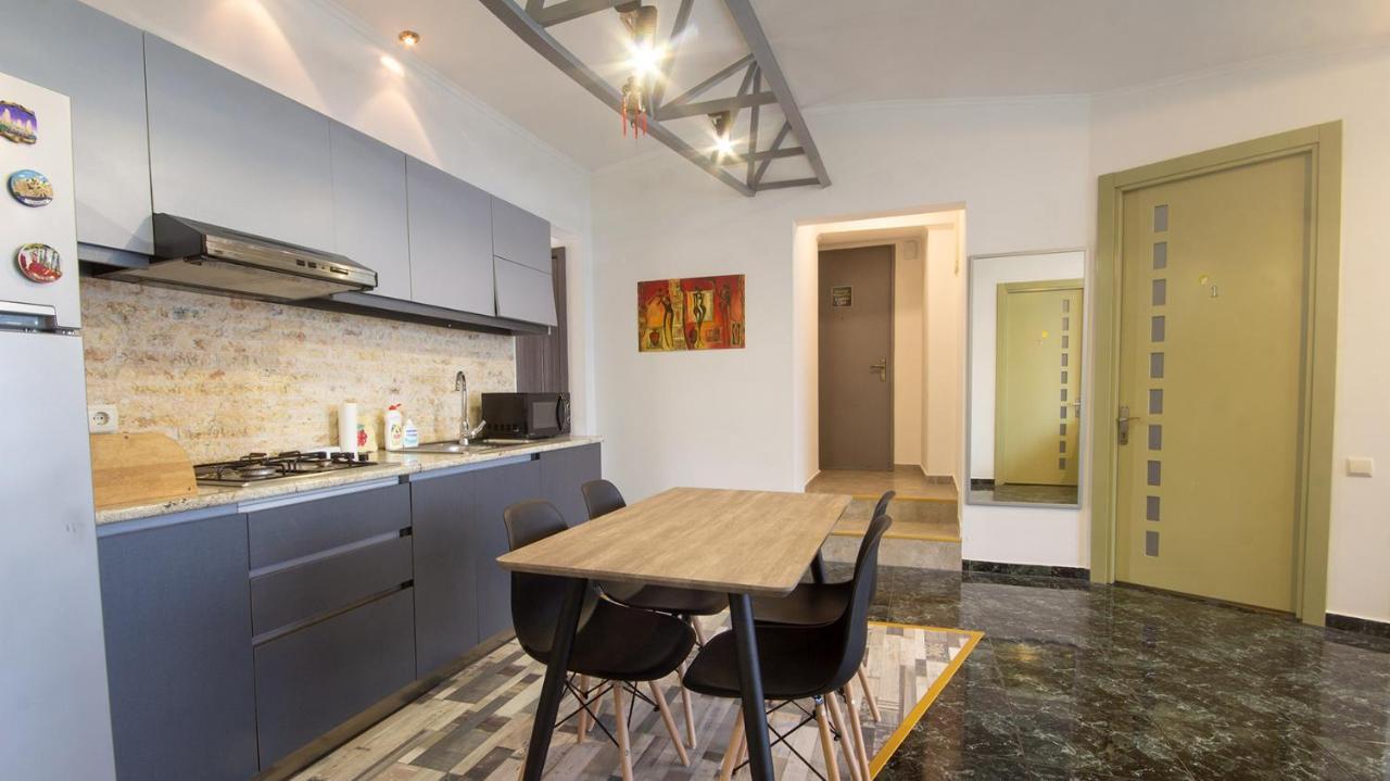 4 Bedroom Apartment On Liberty Square Tbilisi Exterior photo